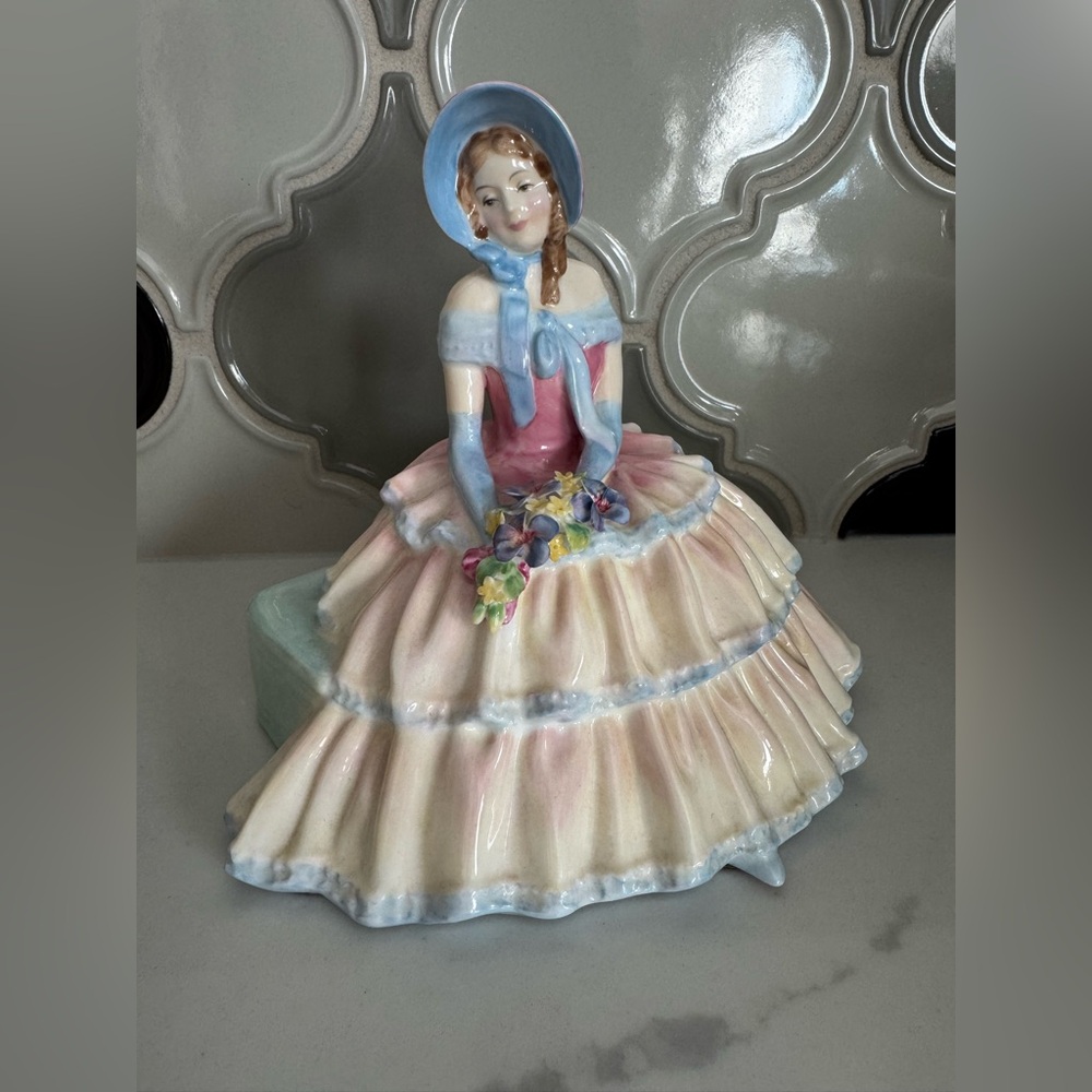 Royal Doulton “Daydreams” HN1731 Figurine – Bone China Lady